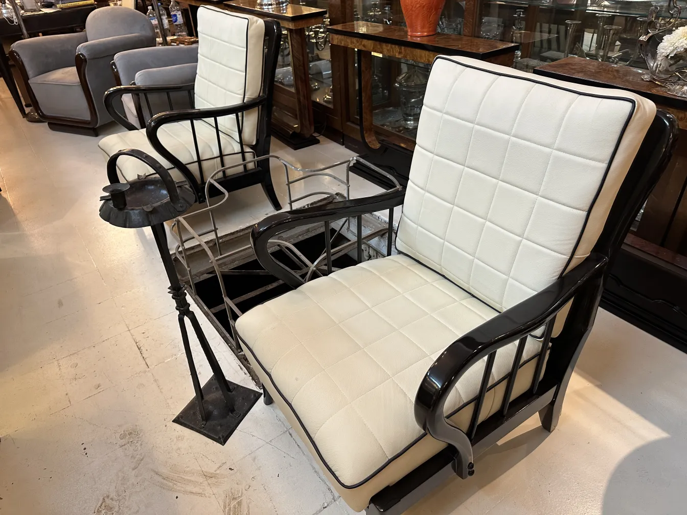 고전 스타일 안락의자 옆에 있는 고전적인 서있는 재떨이.