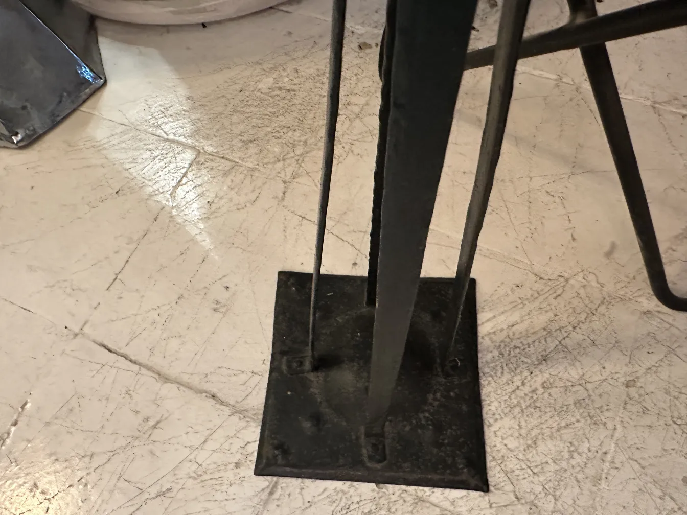 Cenicero de pie antiguo con diseño elegante en ambiente