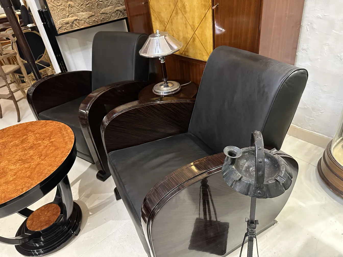 Cendrier sur pied ancien au design élégant dans un salon