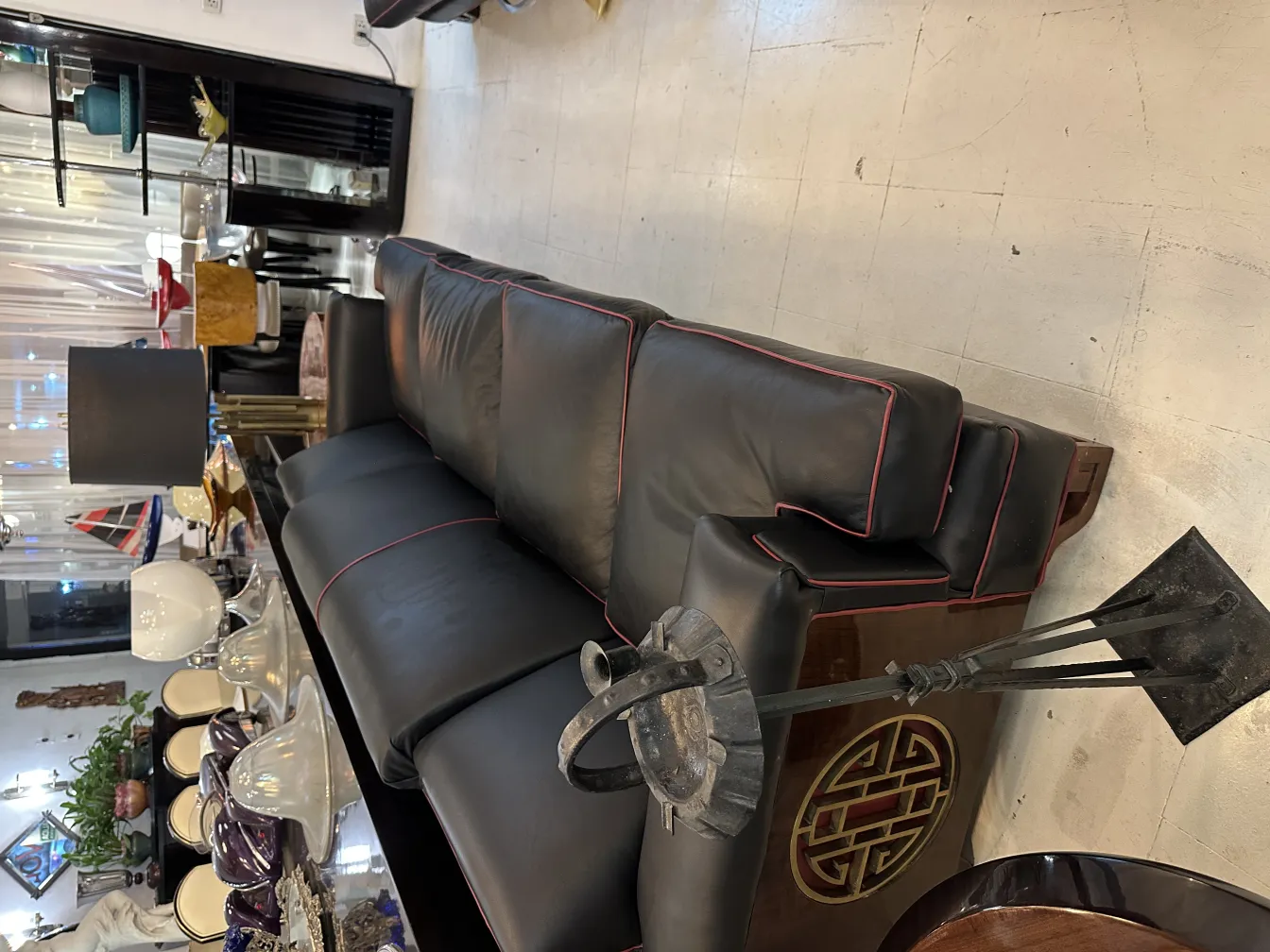 Cinzeiro de pé antigo com design decorativo em ambiente elegante