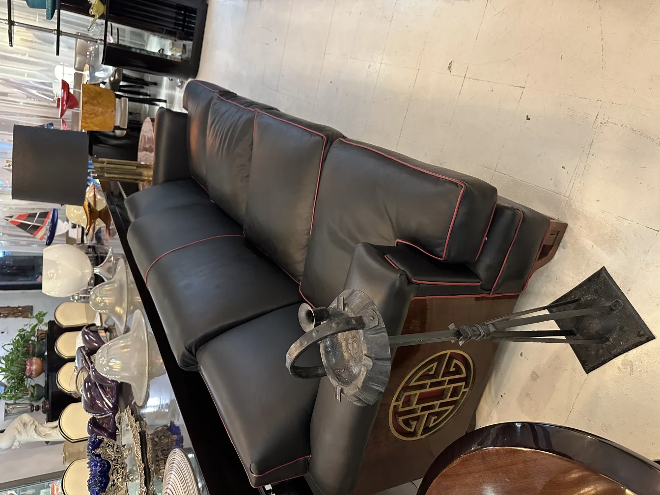 Cinzeiro de pé antigo em ambiente elegante com sofá