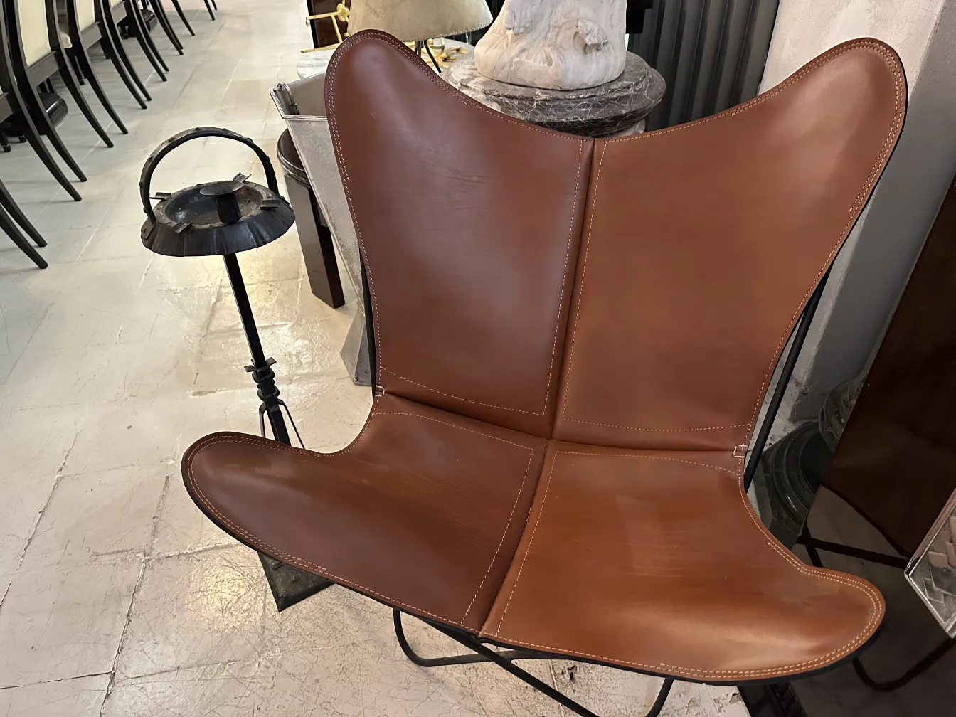 Cinzeiro de pé antigo decorativo ao lado de uma cadeira