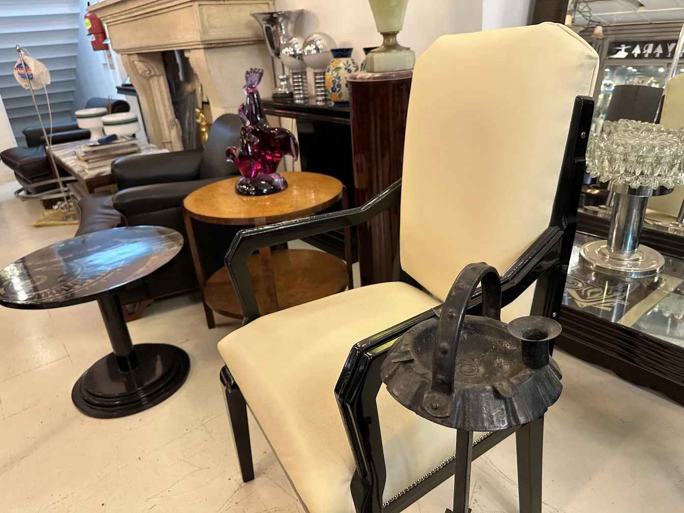 Cendrier sur pied ancien avec un design élégant dans un cadre confortable.