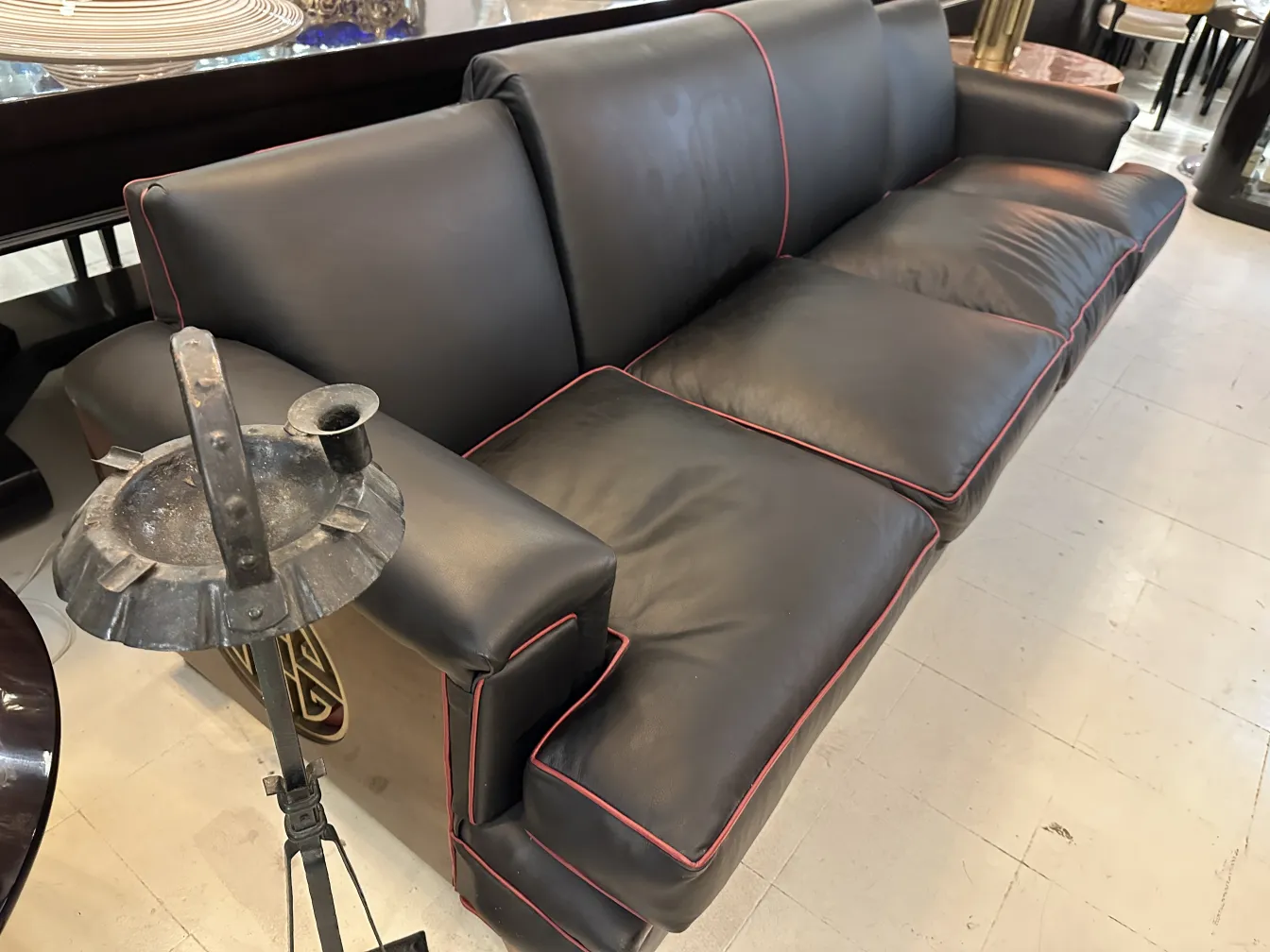 Antiker stehender Aschenbecher mit elegantem Design in einem klassischen Umfeld.