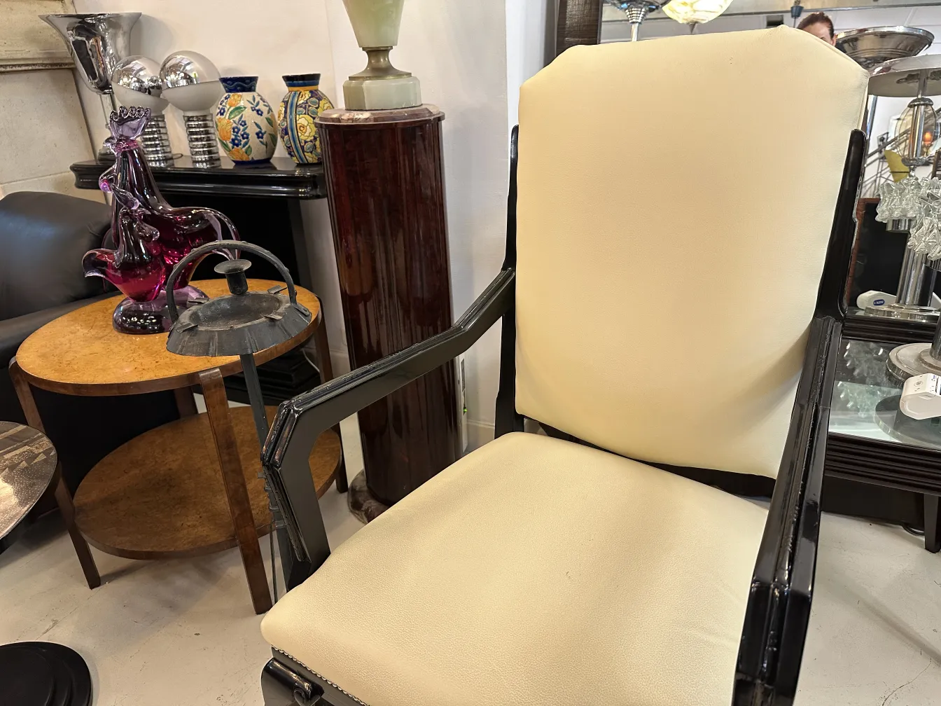 Cendrier sur pied antique, design élégant dans un environnement de meubles classiques.