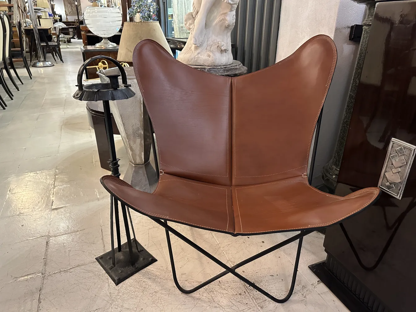 Cendrier sur pied antique avec design minimaliste dans un cadre accueillant.