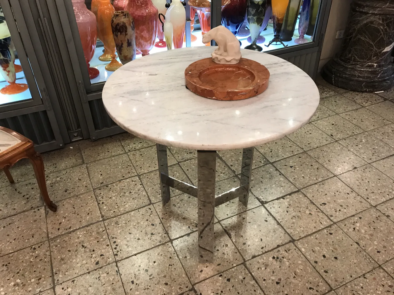 古董立式烟灰缸后面是精美的古董环境