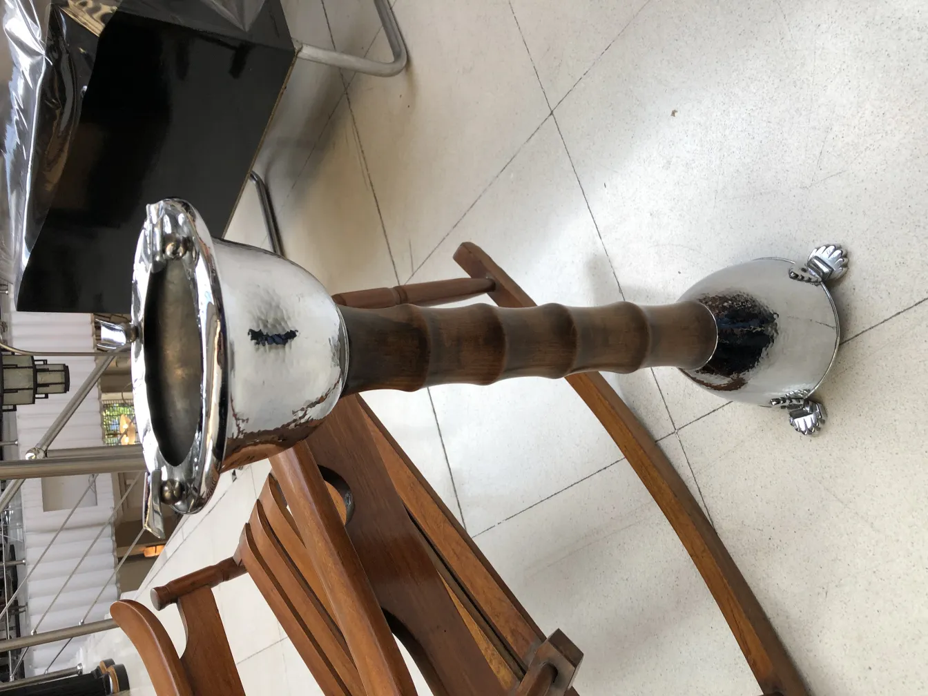 古董装饰直立式烟灰缸，带金属细节的底座。适合优雅的空间。