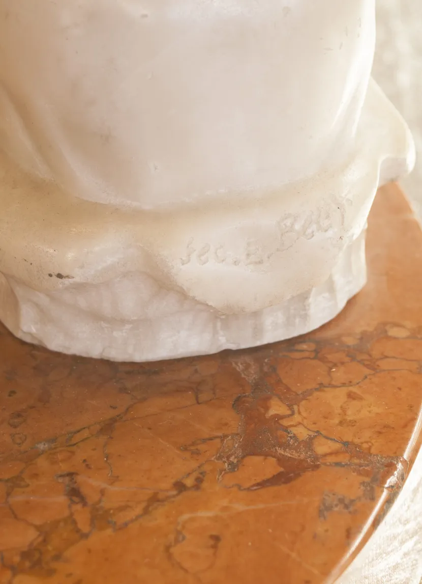 Cendrier sur pied ancien en marbre avec des détails décoratifs sur un fond neutre, idéal pour les collectionneurs.