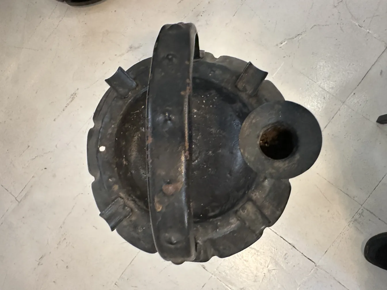 古董直立式烟灰缸，经典设计，适合任意环境