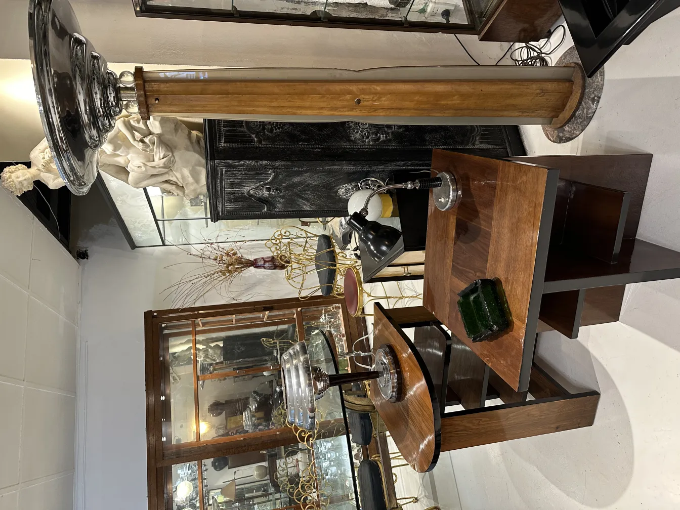 Cinzeiro de pé antigo com detalhes decorativos únicos em um ambiente de antiguidades