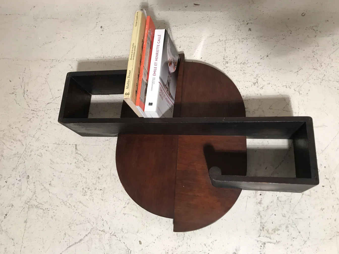 Estante antigo com livros em um ambiente iluminado.