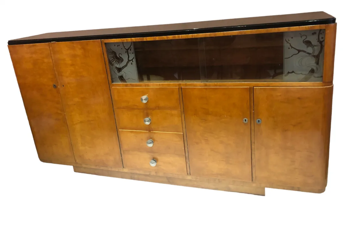 estante de livros antigo com design elegante