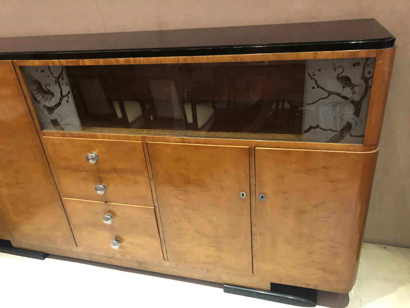 Estante de livros antigo com detalhes artísticos e design elegante