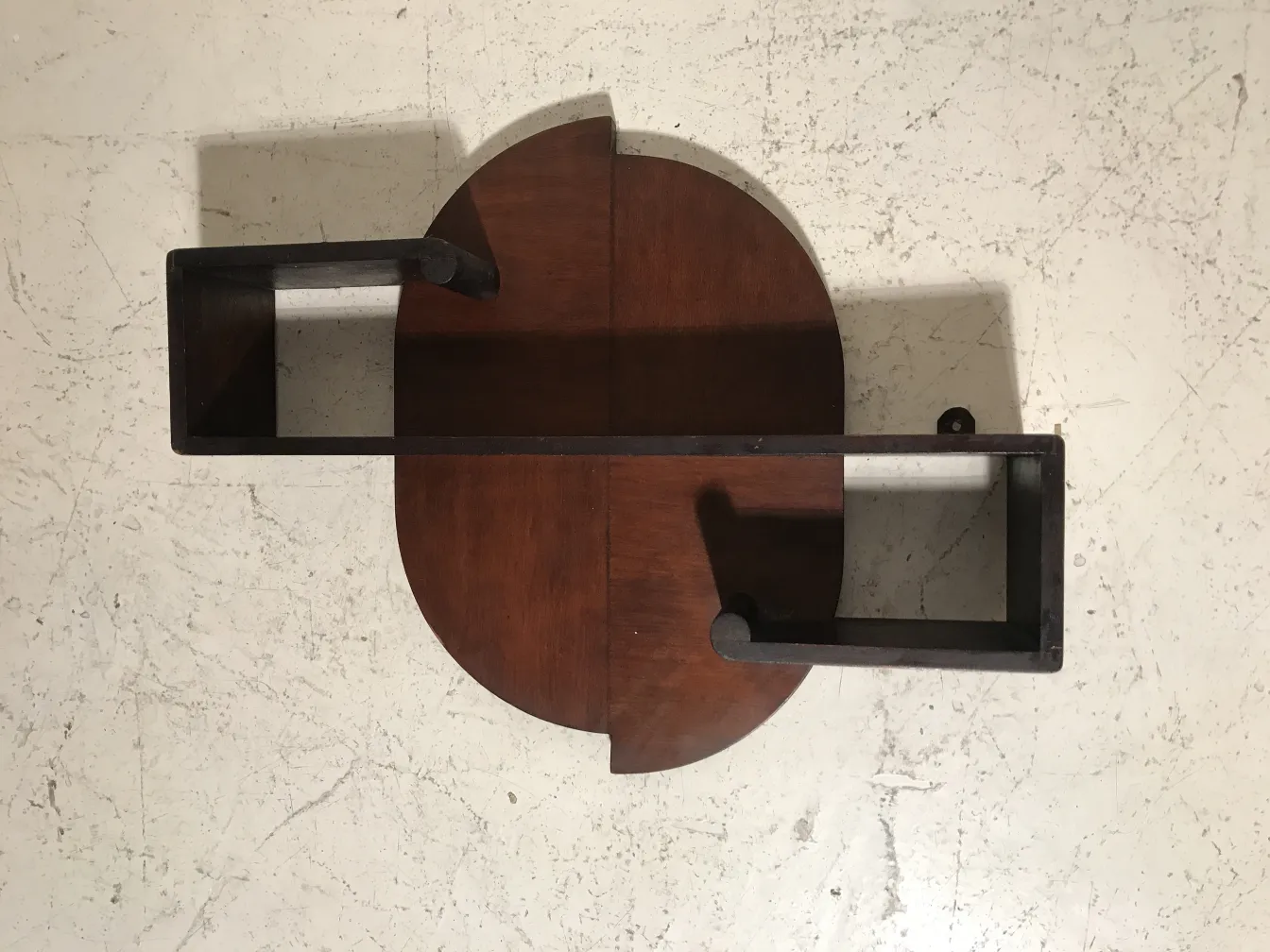 Estante de livros antigo com uma prateleira flutuante e design atraente, cercado por um ambiente aconchegante.