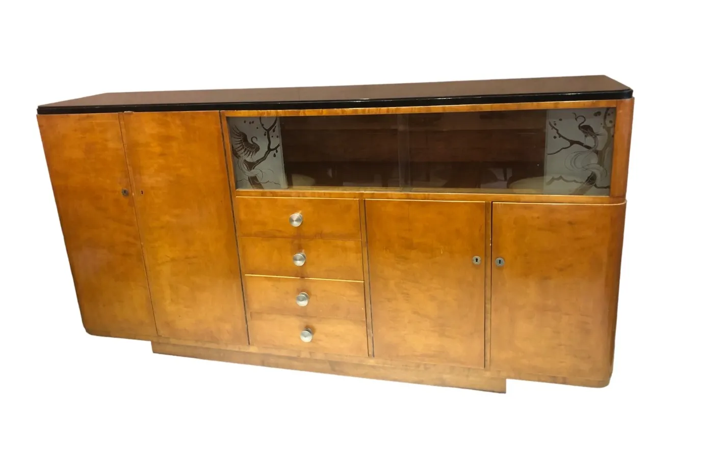 Biblioteca antigua con estantes y diseño elegante, ideal para almacenamiento