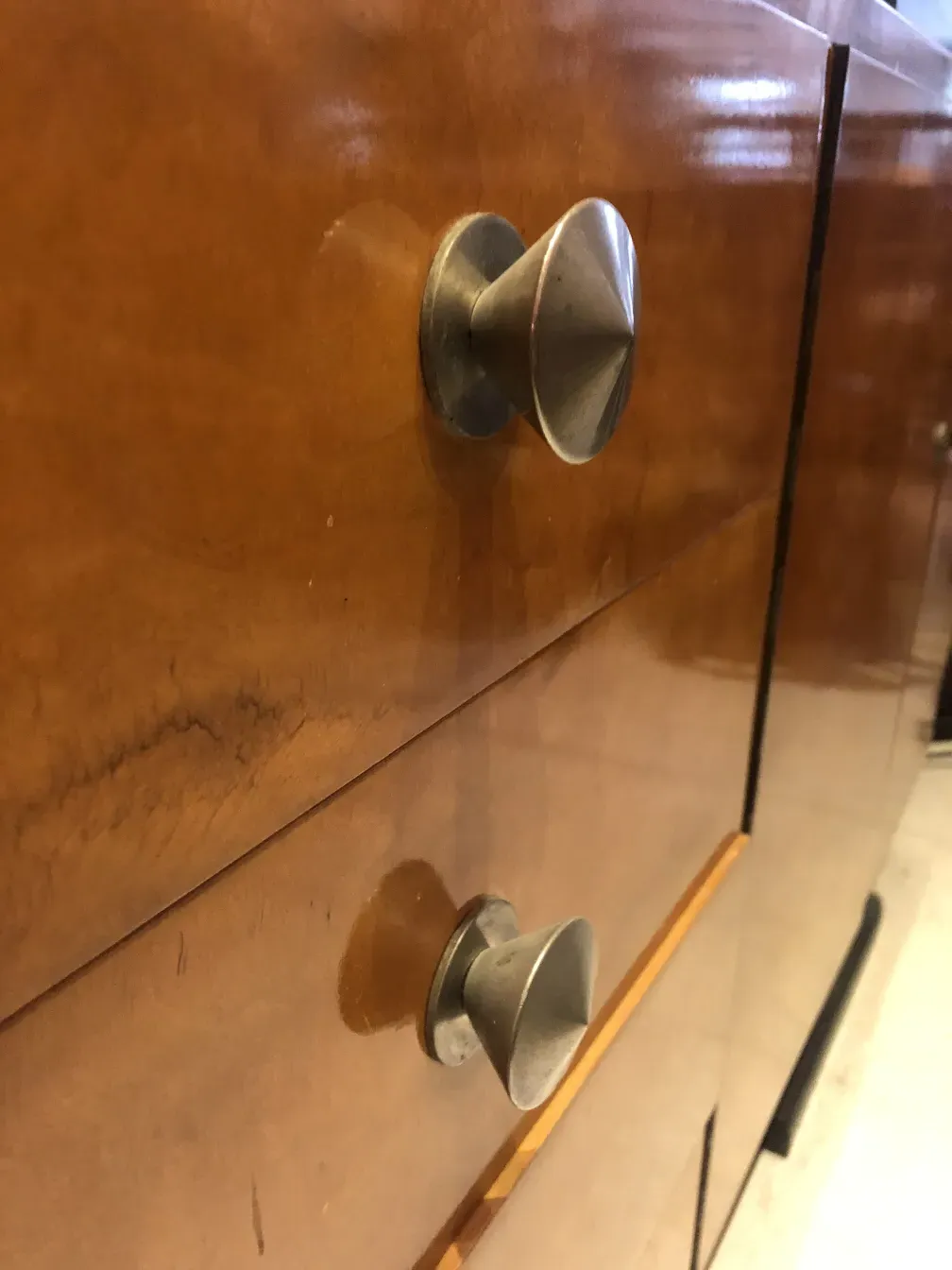 金属のノブのある古い本棚が温かい環境にある