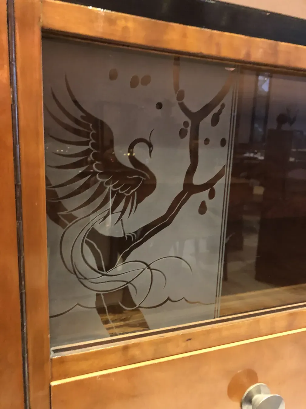 Biblioteca antigua con diseño de pájaro en la puerta.