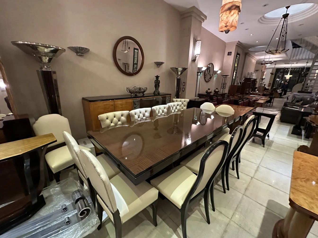 Biblioteca antigua con diseño clásico y elegante, rodeada de muebles diversos.