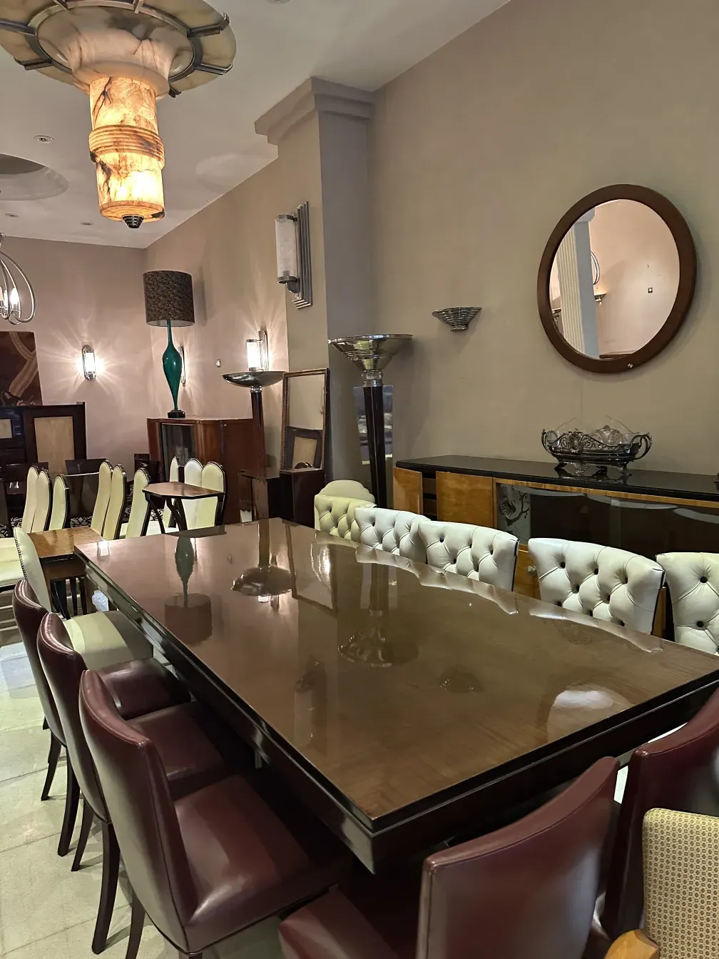 خزانة الكتب القديمة مع تفاصيل زينة أنيقة في مكان مريح