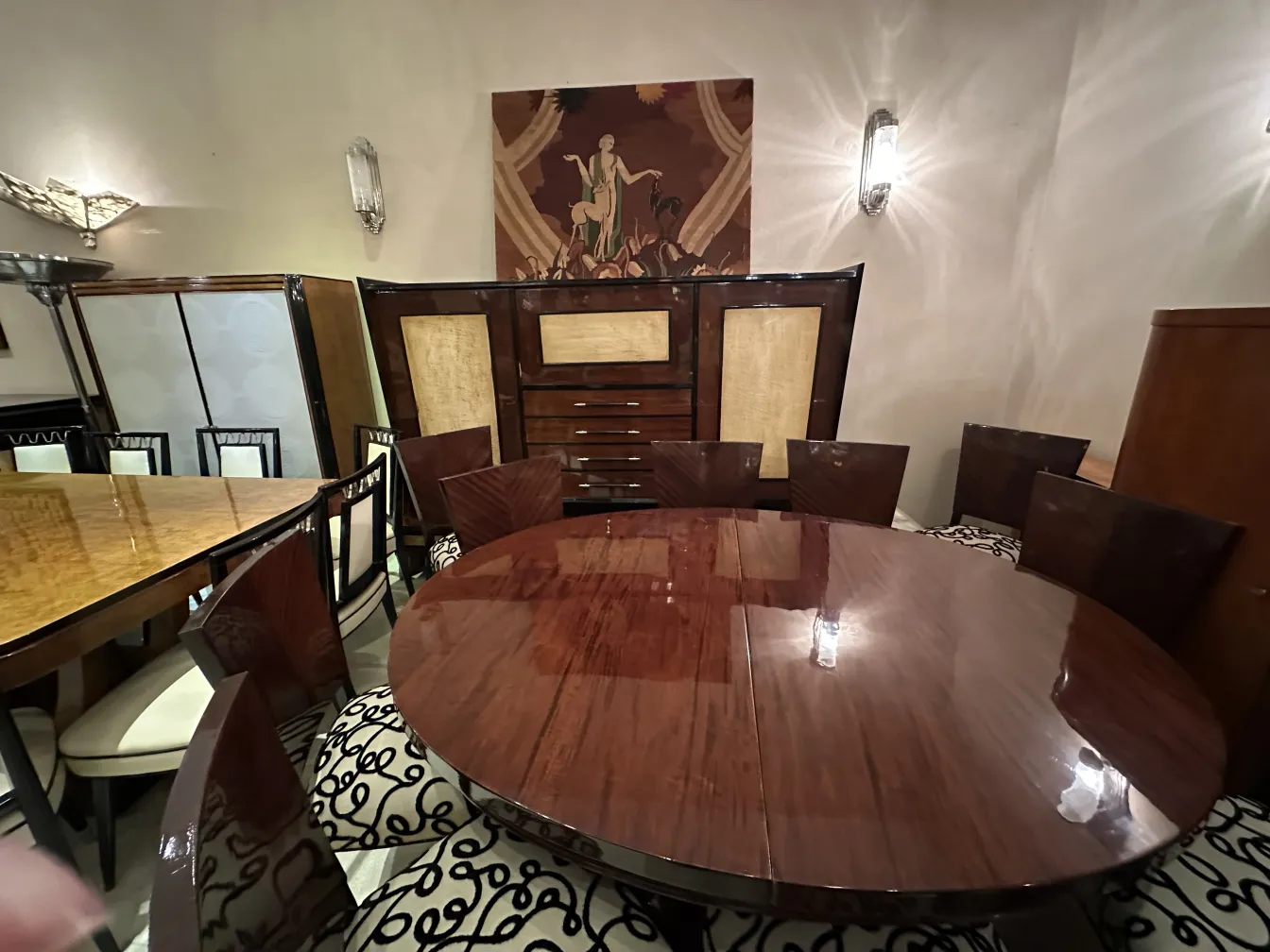 Libreria antica con design classico e atmosfera accogliente.