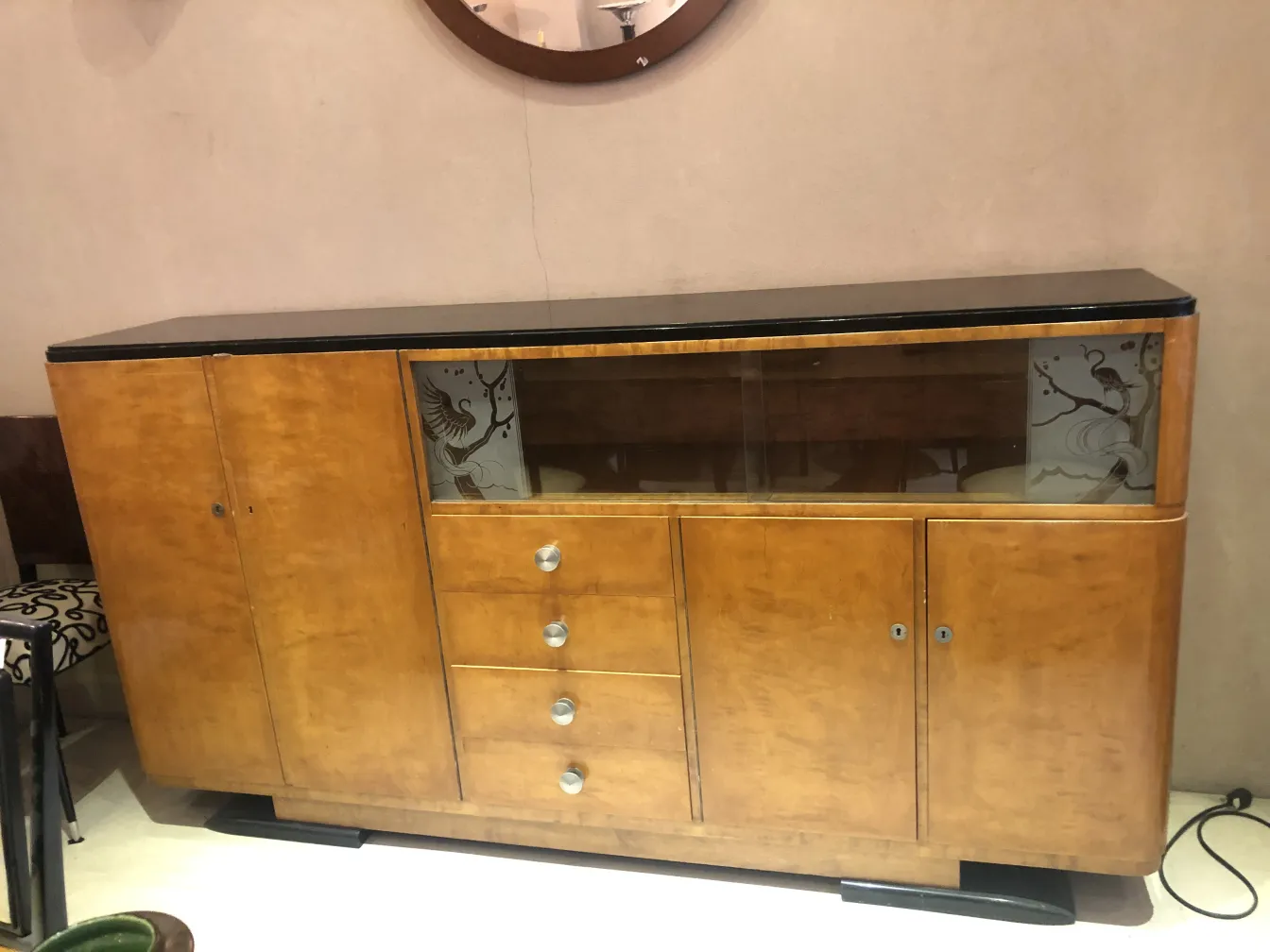 biblioteca antigua con estante y detalles de vidrio