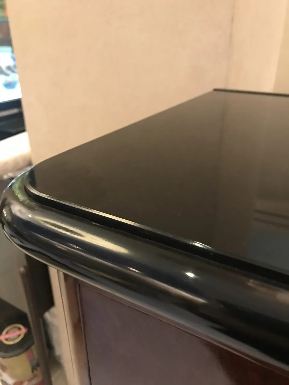 Vue de dessus d'une bibliothèque antique avec des bords arrondis.