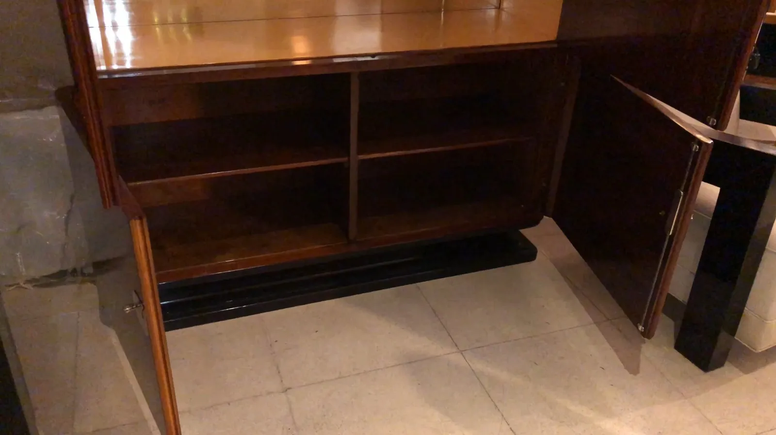 bibliothèque ancienne en bois avec étagères visibles