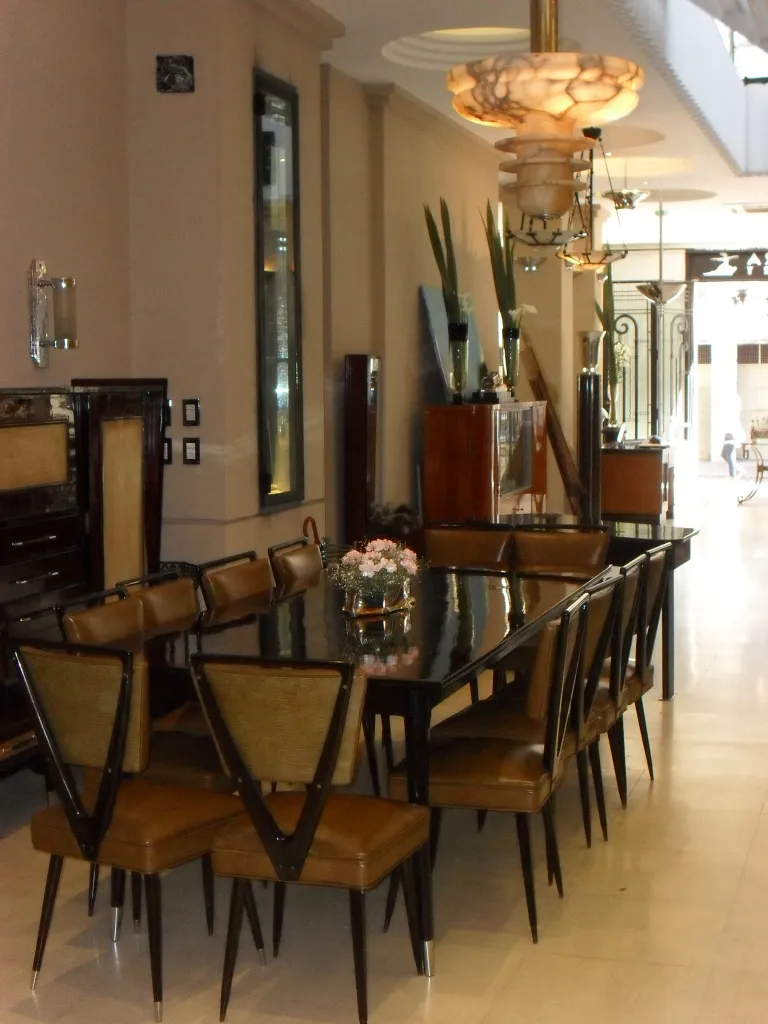 Biblioteca antigua con acabados elegantes, muebles clásicos en un ambiente acogedor.