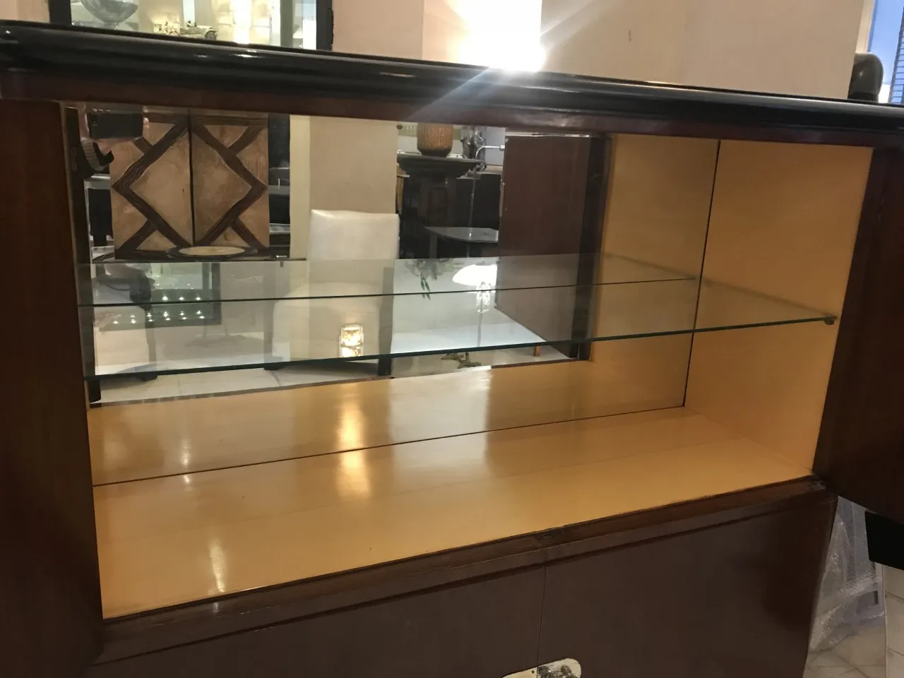 古董书架带玻璃架和内部空间。