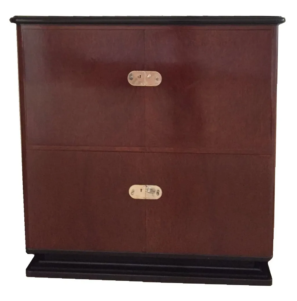 Libreria antica con finiture marroni e dettagli metallici.