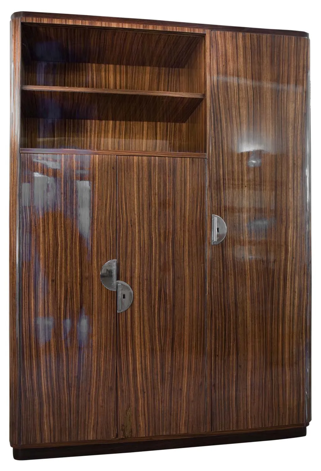 biblioteca antigua con detalles de diseño elegante y puertas