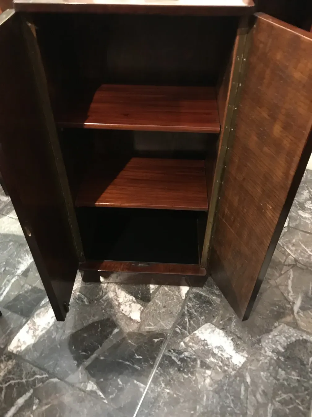 पुरानी अलमारी जिसमें कई Compartments हैं, पारंपरिक शैली में।