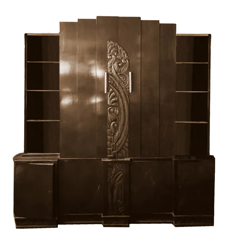 पुरानी-बुकशेल्फ-जिसमें-नक्काशी और-खुले-डेस्क