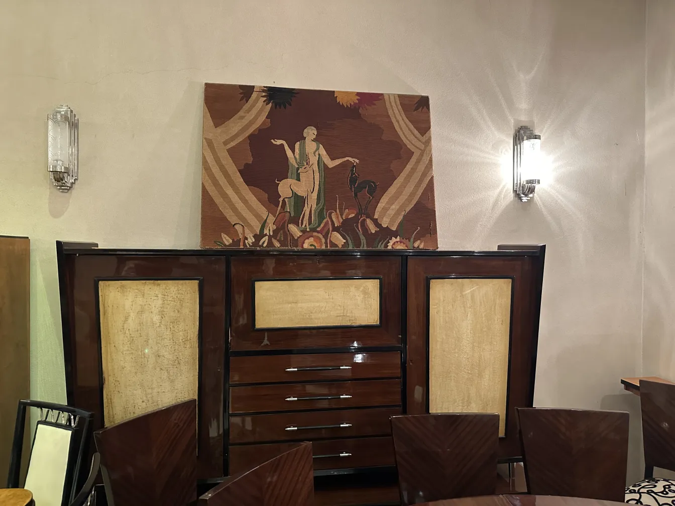 Antikes Bücherregal mit eleganten Details und einzigartiger Textur, klassische Atmosphäre.