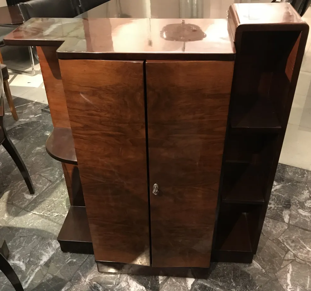 Antikes Holz Bücherregal mit mehreren Regalen in einem modernen Raum.