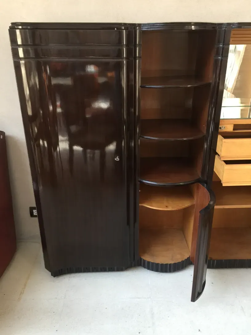 Spettacolare libreria antica con finiture eleganti e funzionali.