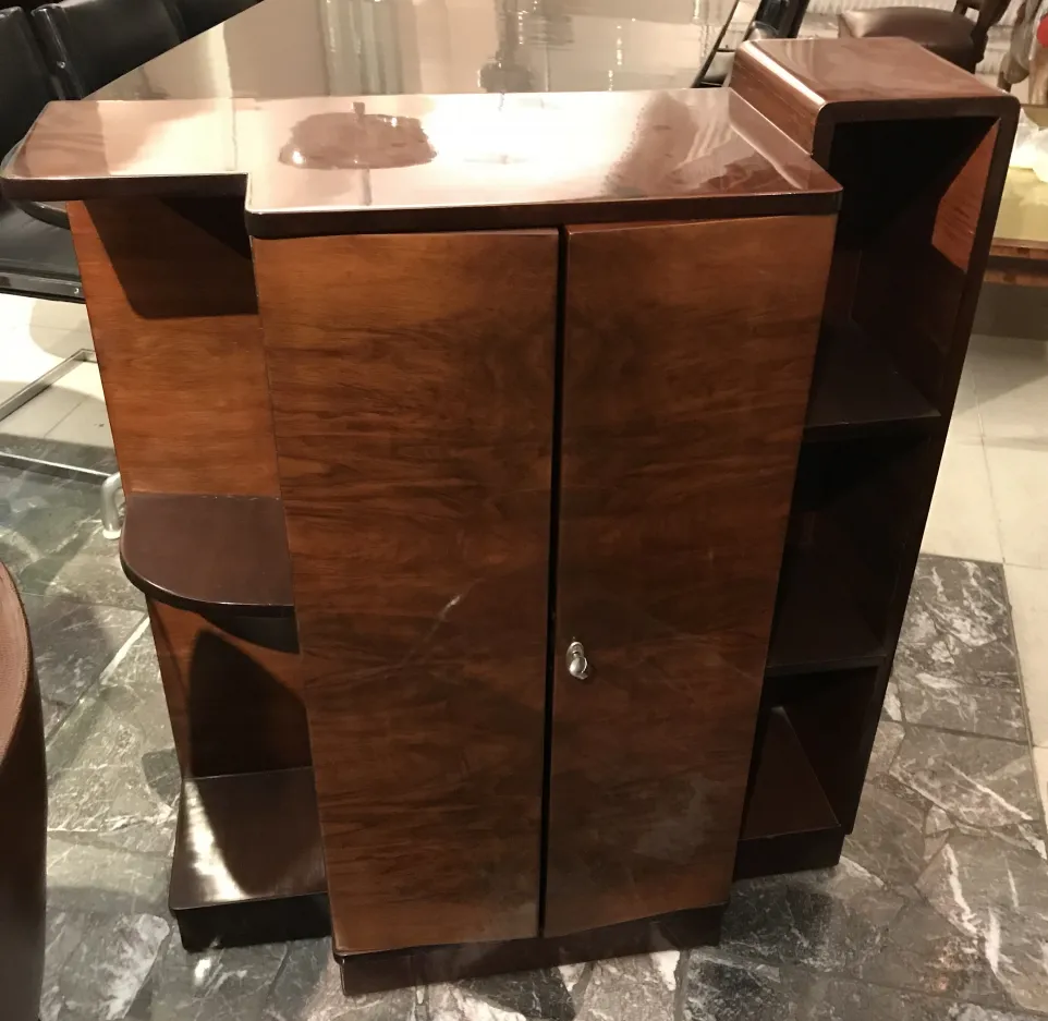 Bibliothèque antique avec étagères, design élégant et original.