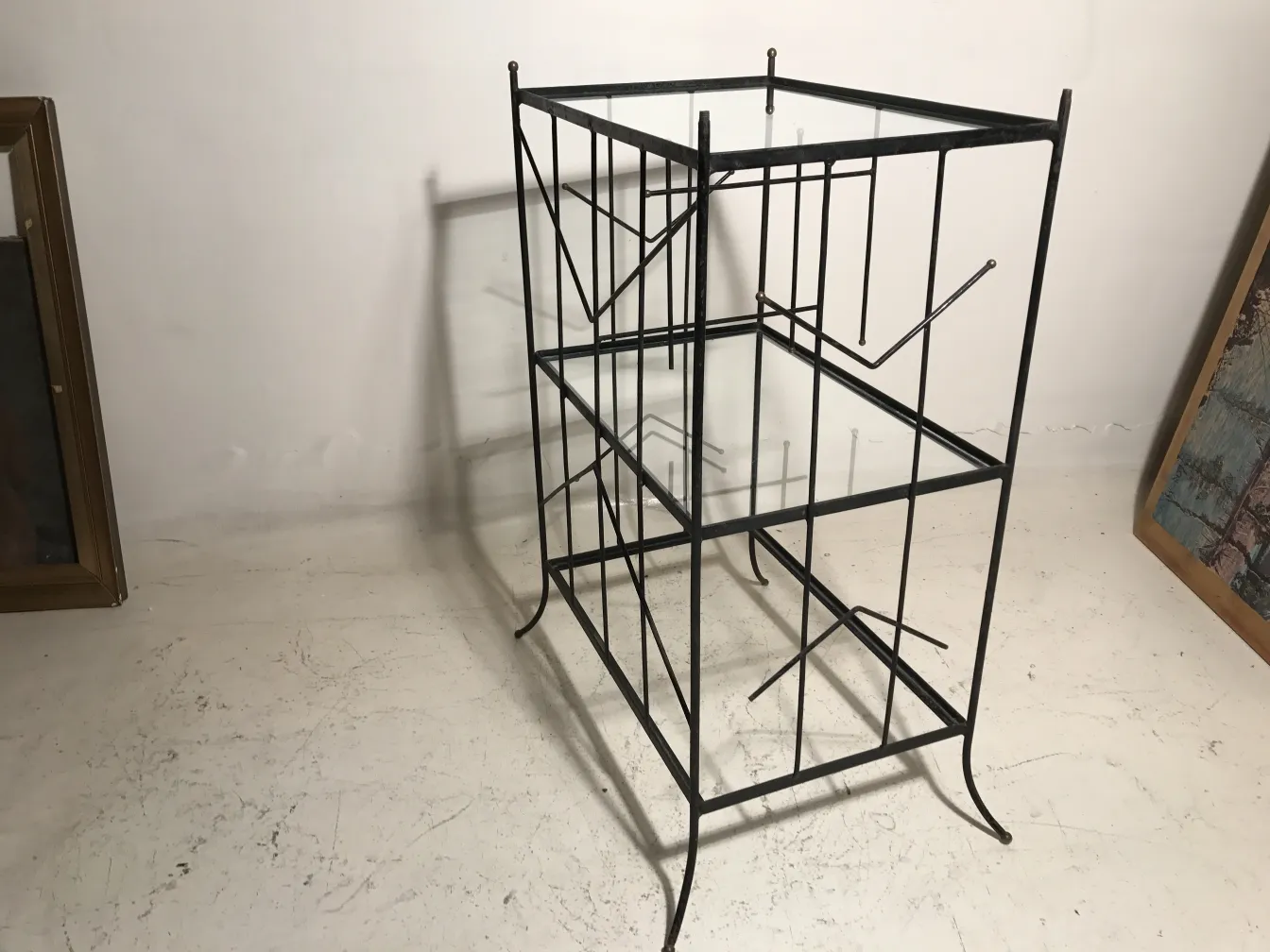 Étagère ancienne avec un design élégant, fond blanc.