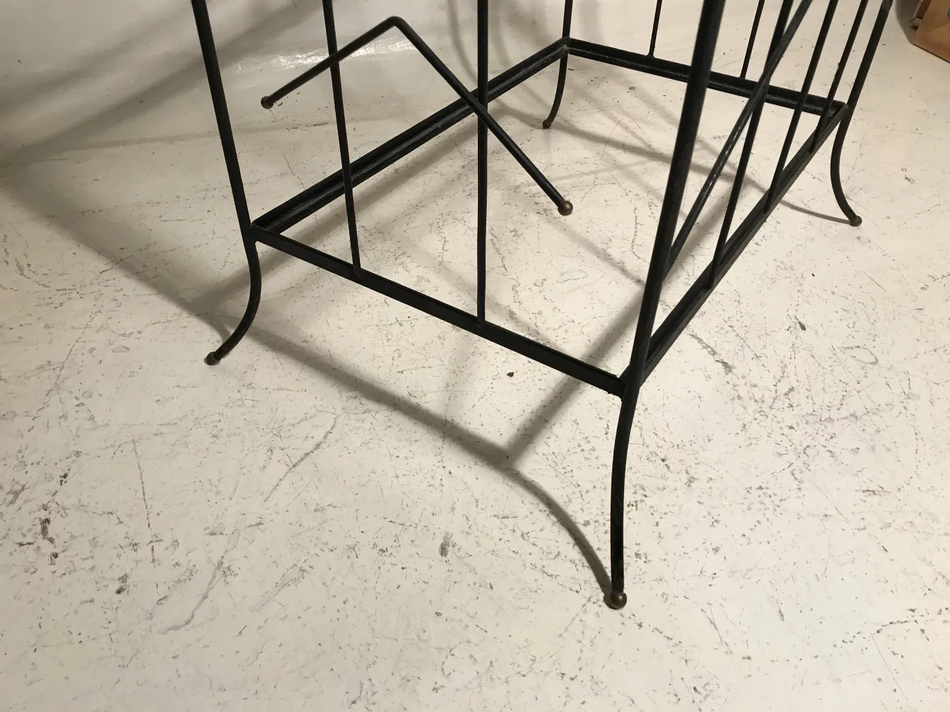 Antikes Bücherregal mit komplexem Design und eleganten Beinen.