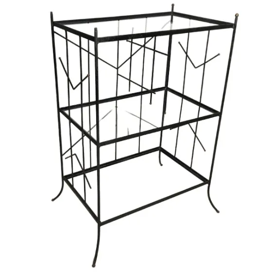 Libreria antica in ferro con scaffali in vetro, elegante e funzionale.