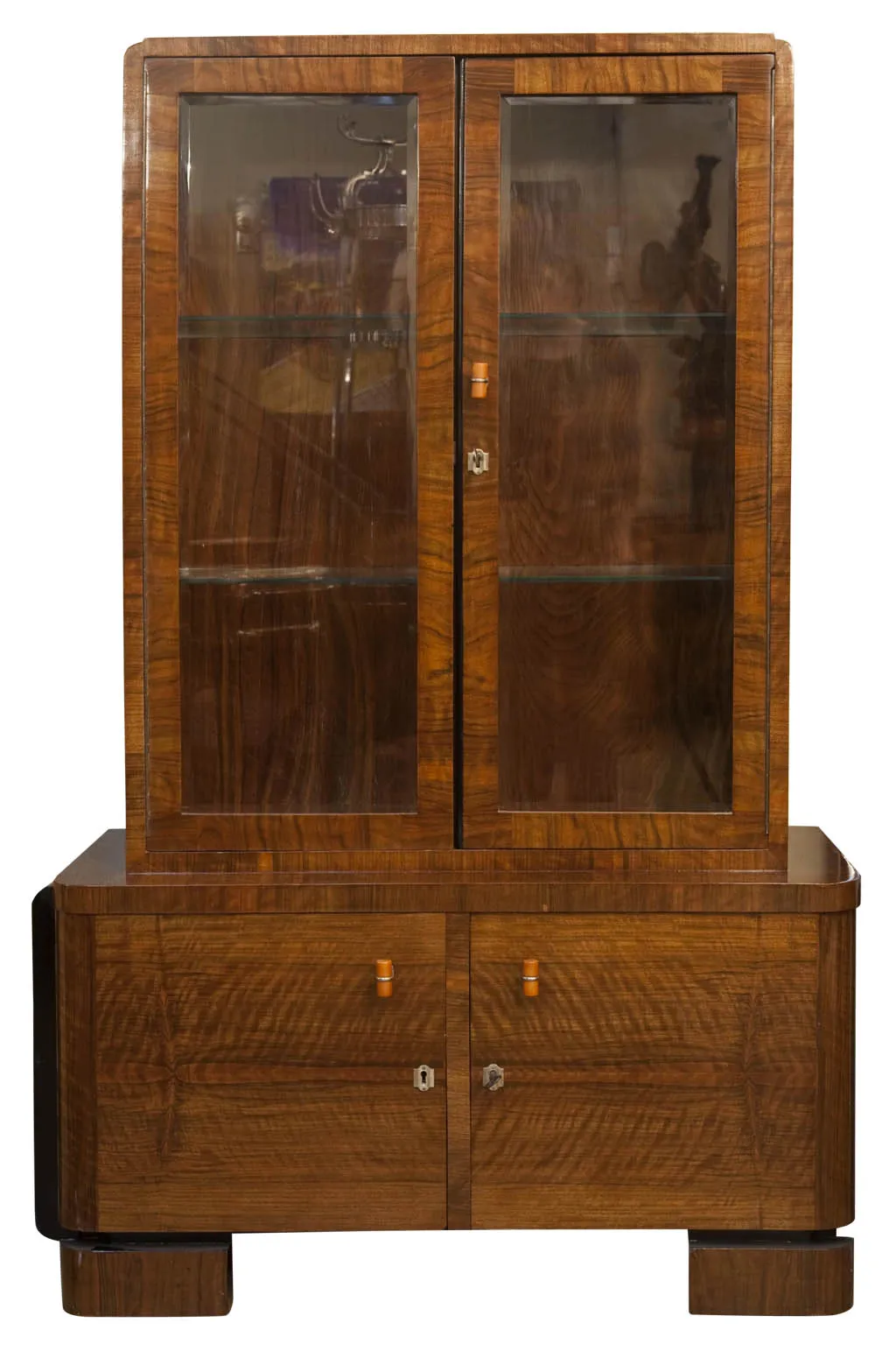 Libreria antica in legno con vetrine in vetro e mensole. Perfetta per esporre libri.