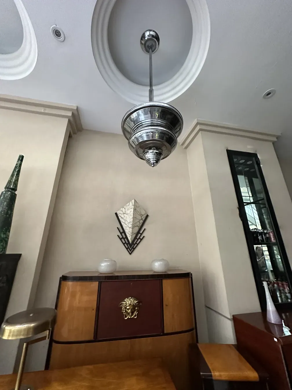 Bibliothèque ancienne au design frappant dans un cadre élégant.