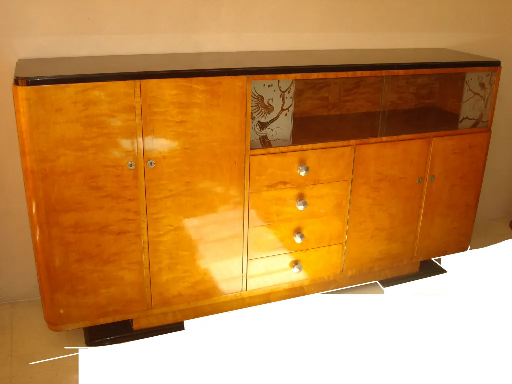 Libreria antica con una finitura elegante e lucida, con dettagli decorativi sulle porte.