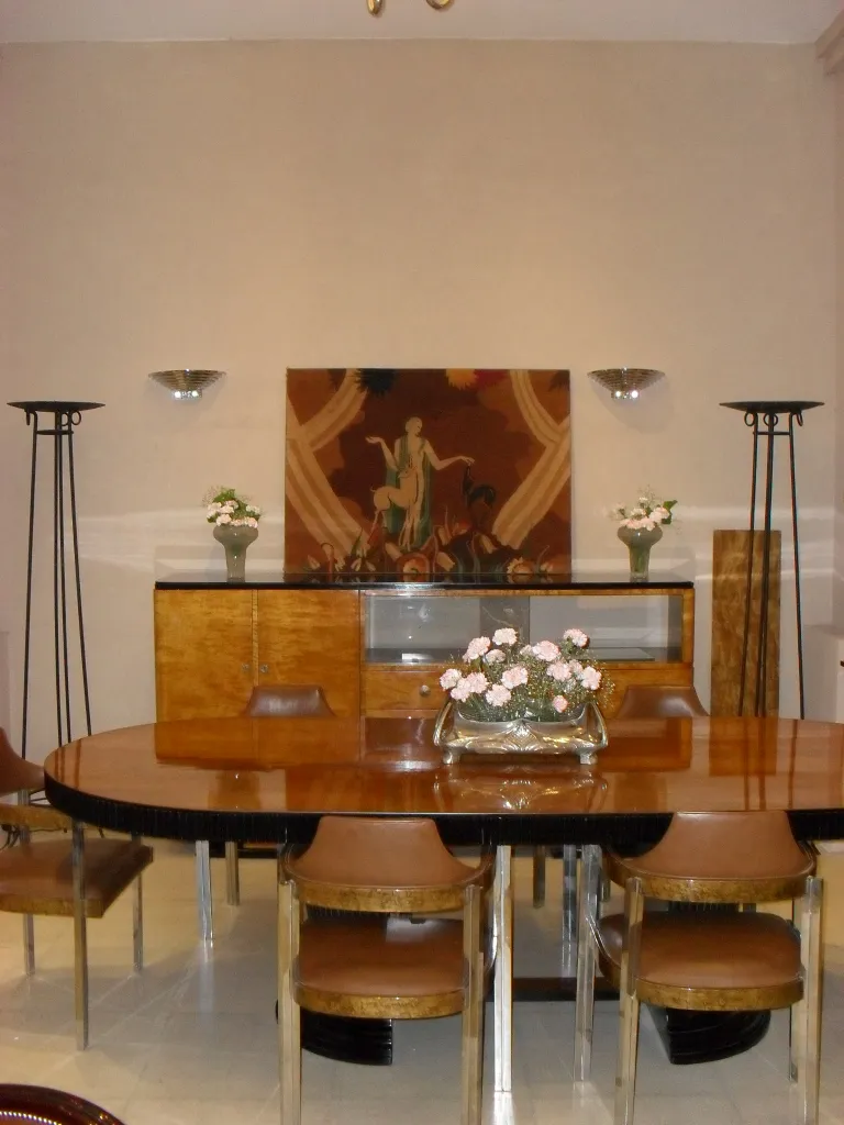 Antikes Bücherregal mit Blumenornamenten und eleganten Möbeln.