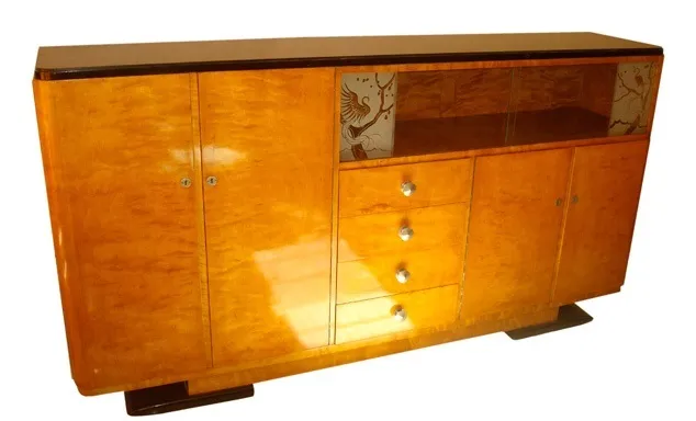 Meuble ancien avec finition claire et détails en verre, parfait pour les livres.