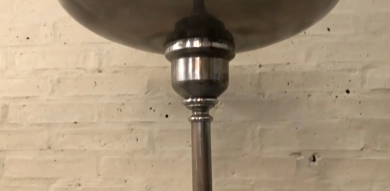 torchiere ancienne avec base décorative dans un cadre chaleureux