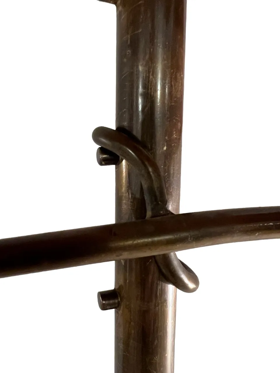 Detalhe da base de uma luminária de pé antiga e elegante