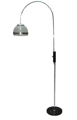 Antica lampada da terra con design ad arco e base rotonda.