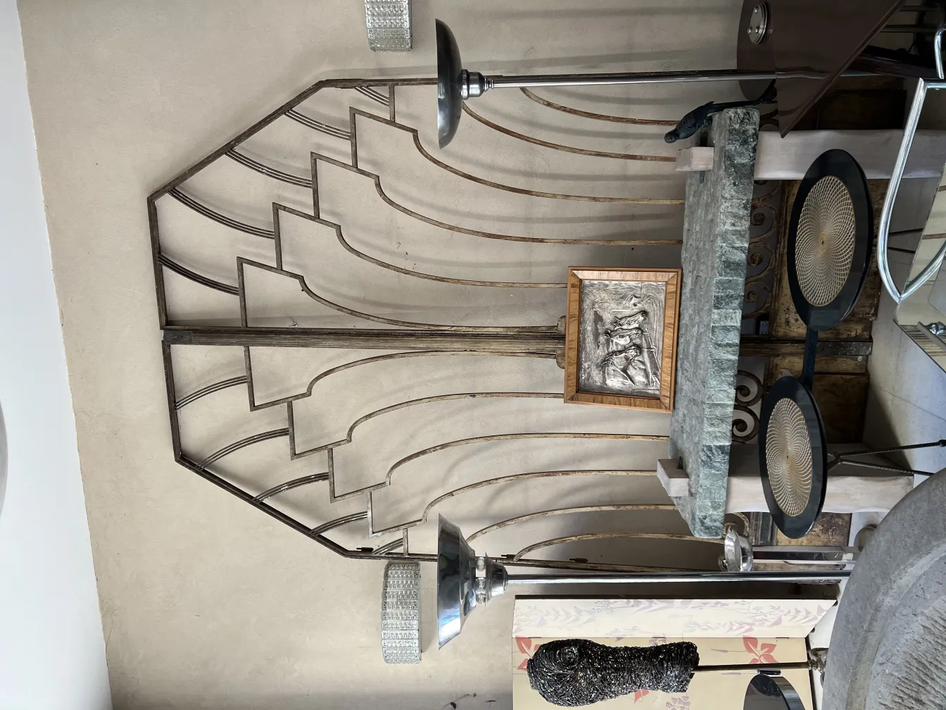 luminária de pé antiga com um design curvo elegante, destaca-se em um ambiente sofisticado